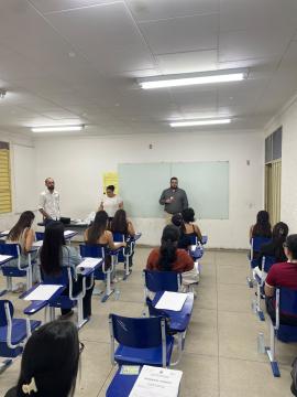 CANDIDATOS REALIZANDO A PROVA